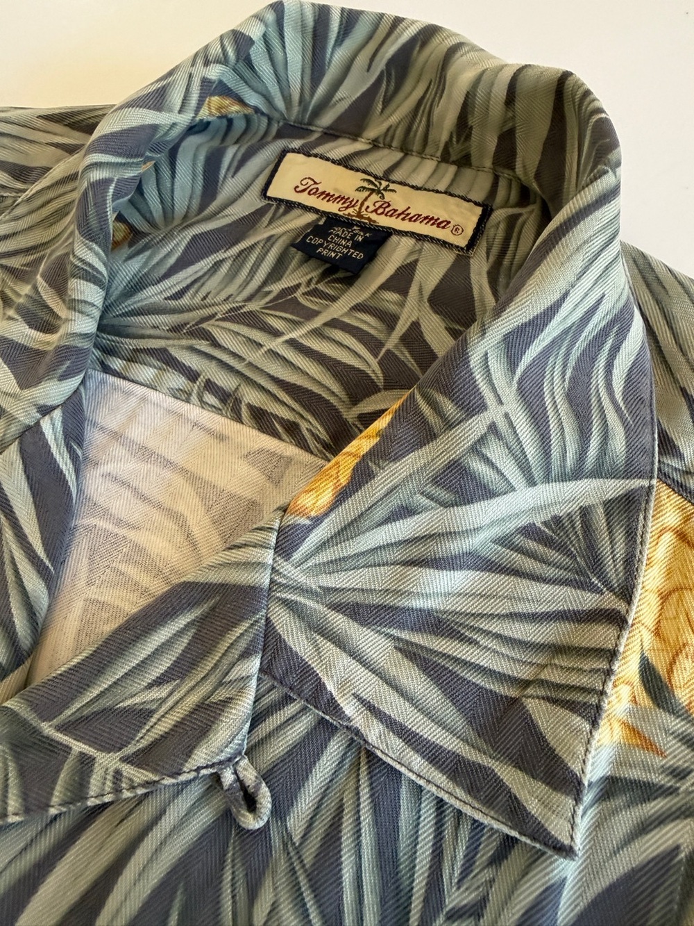 Tommy Bahama 100% Silk Pineapple Hawaiian Shirt – Men’s Medium